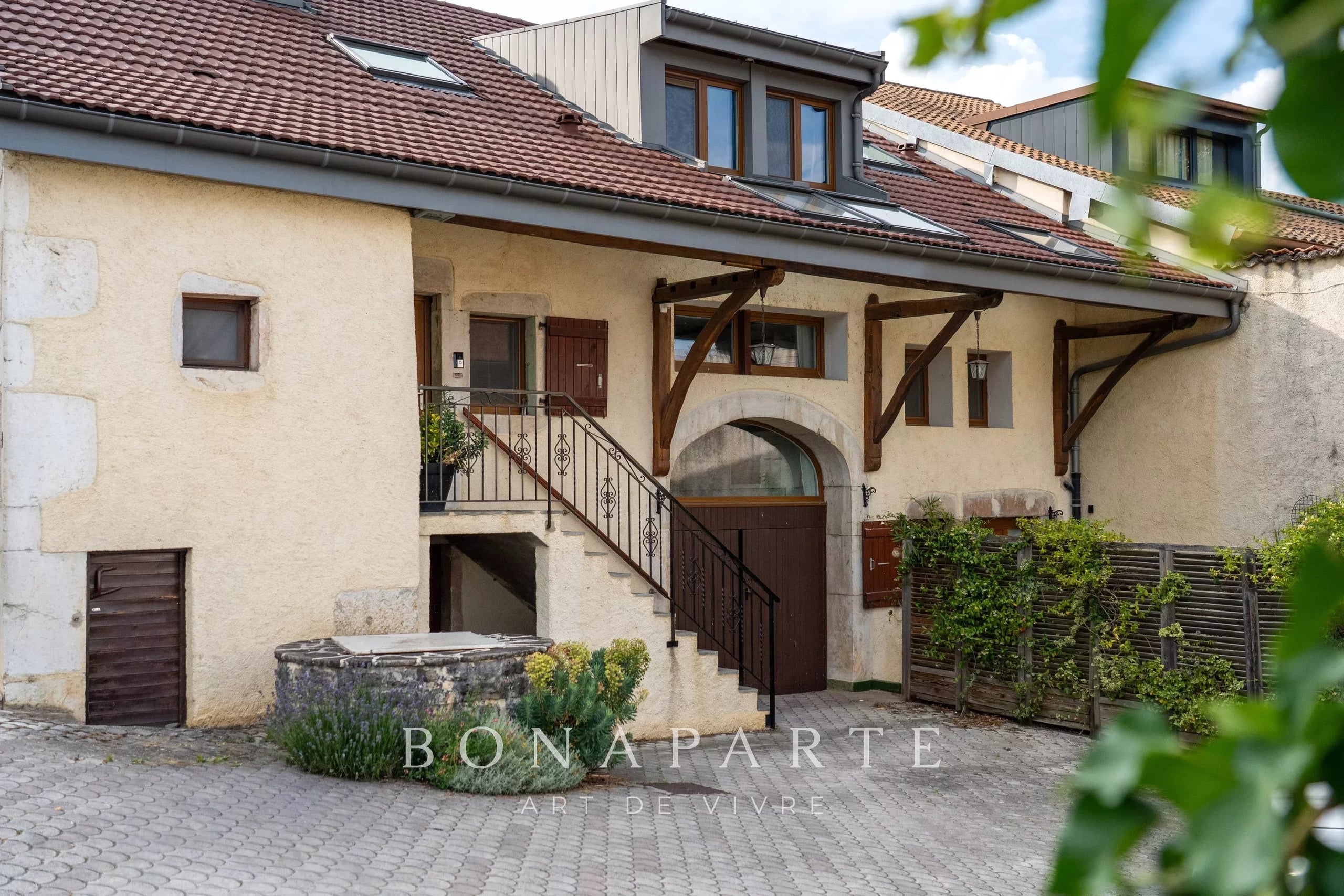 PÉRON, MAISON P7 AVEC NOMBREUSES ANNEXES, CHARME AUTHENTIQUE